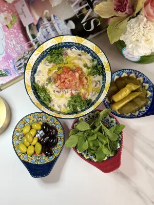 طبق الفول بالطحينه يشمل العرض 